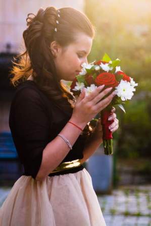 Девушка с букетом цветов