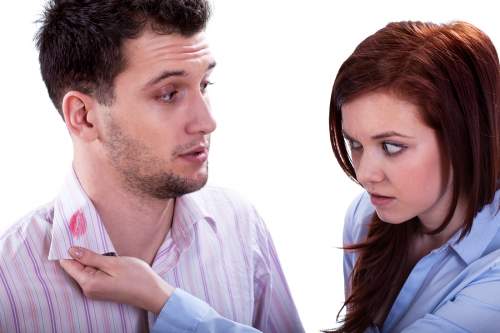 Жена подозревает мужа в неверности