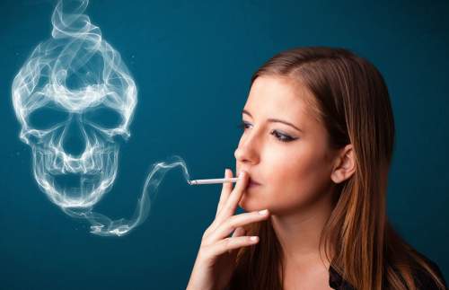 Курящая женщина, не задумывающаяся о последствиях курения