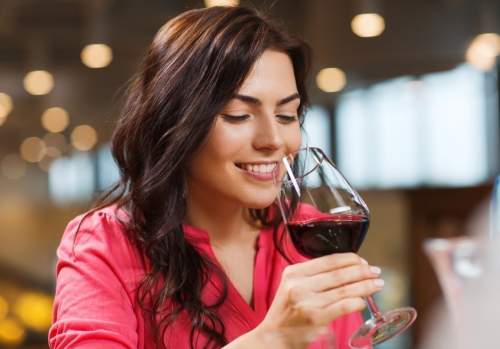 Девушка с бокалом красного вина