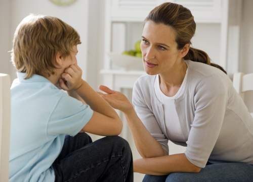 Мать объясняет сыну, как распределяет семейный бюджет